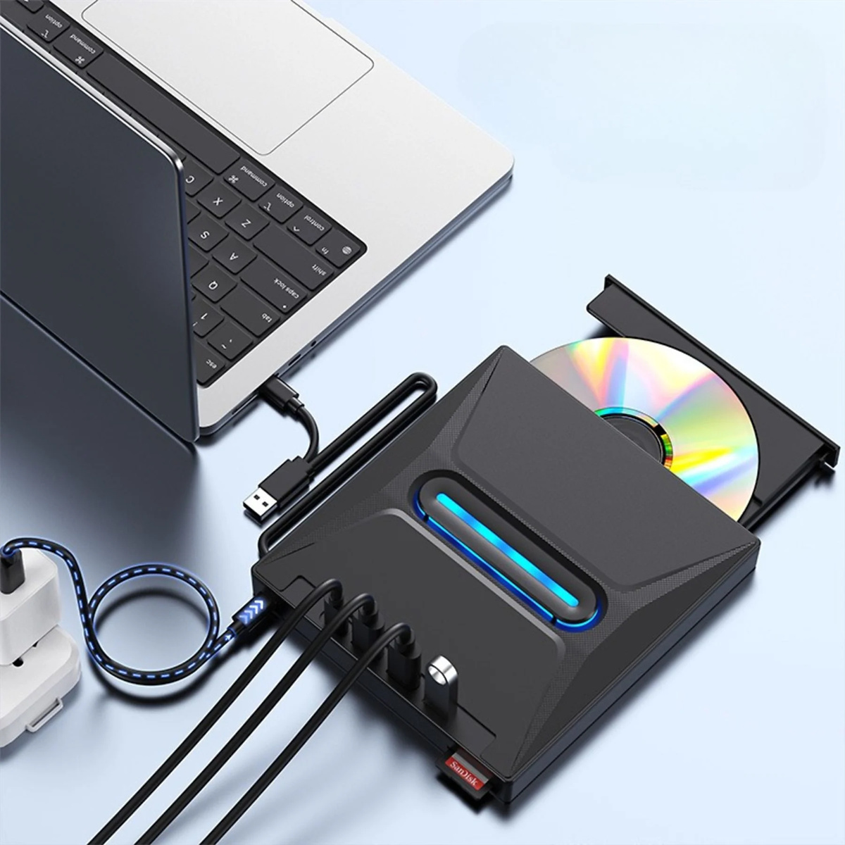 Ein Laptop, der mit einem externen CD/DVD-Laufwerk verbunden ist. Ein USB-Kabel verbindet die Geräte.