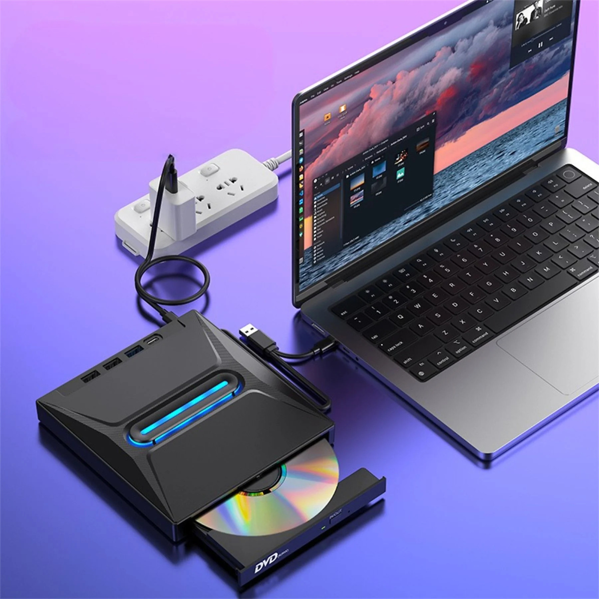 Schwarzes DVD-Laufwerk neben einem Laptop, mit einem Kabel verbunden.