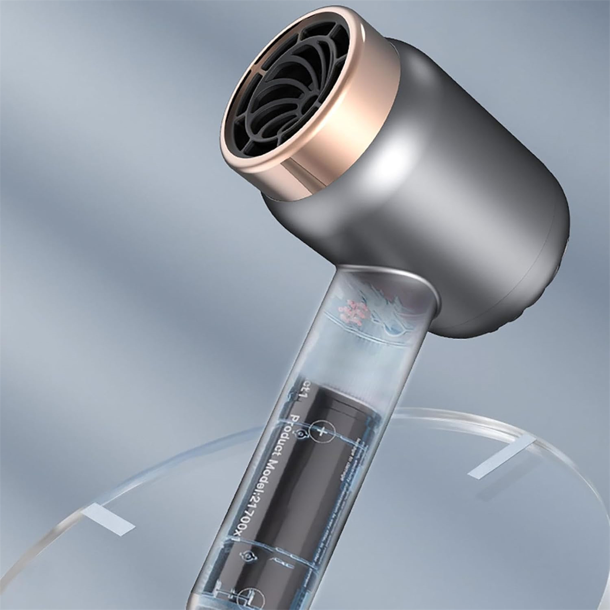 Silberner und roségoldener Fön mit transparentem Griff, der eine Batterie zeigt. Produktmodell: 21700A.