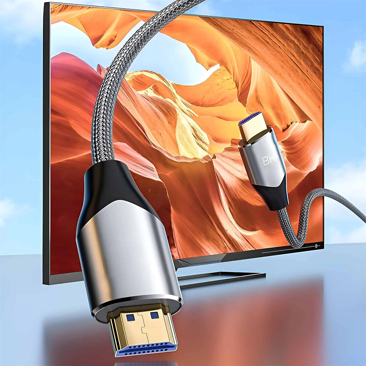 HDMI-Kabel an Fernseher angeschlossen. Der Fernseher zeigt eine Schlucht. Kabel hat silberne und schwarze Stecker.