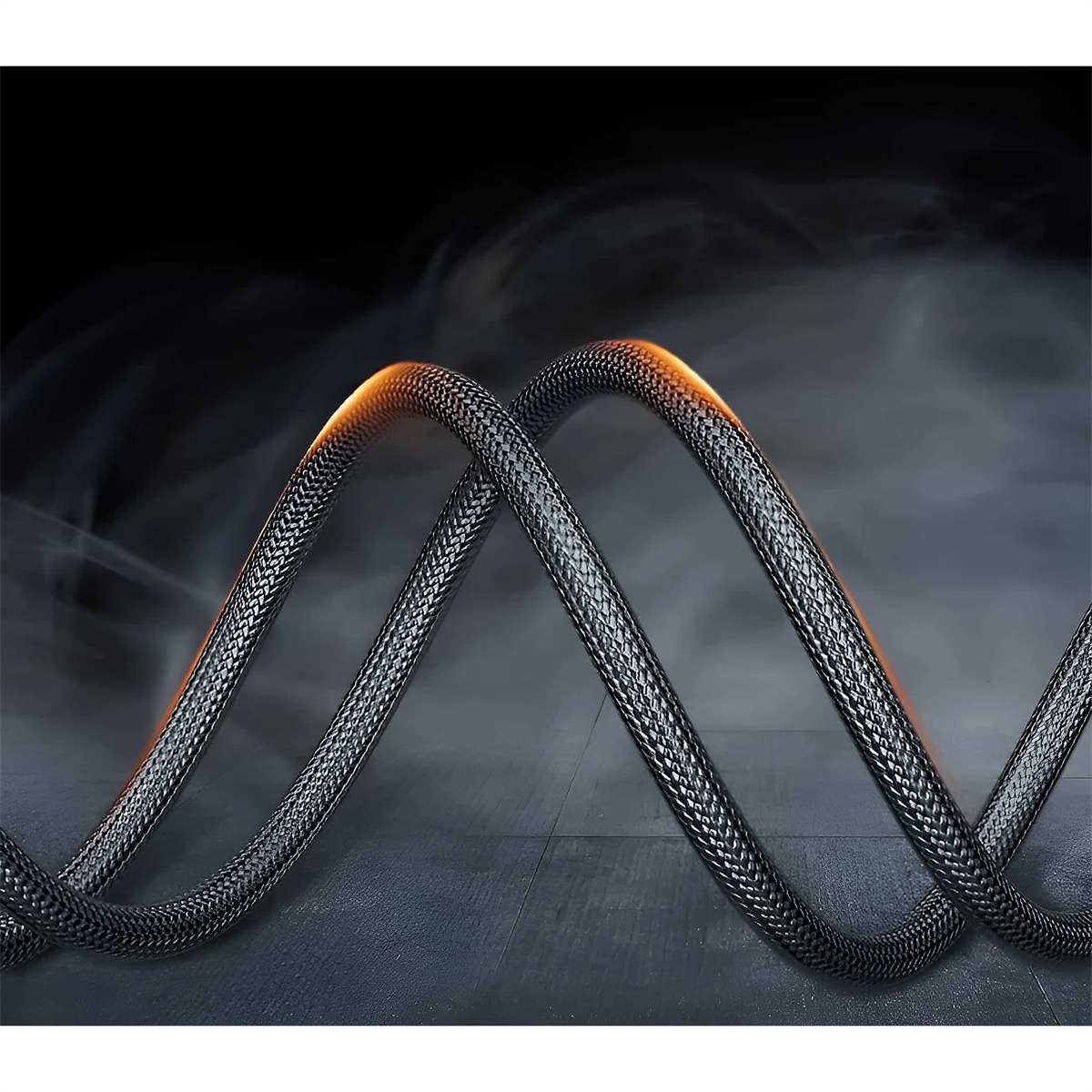 Das Bild zeigt ein geflochtenes USB-Kabel mit orangefarbenen Akzenten und dunklem Hintergrund.