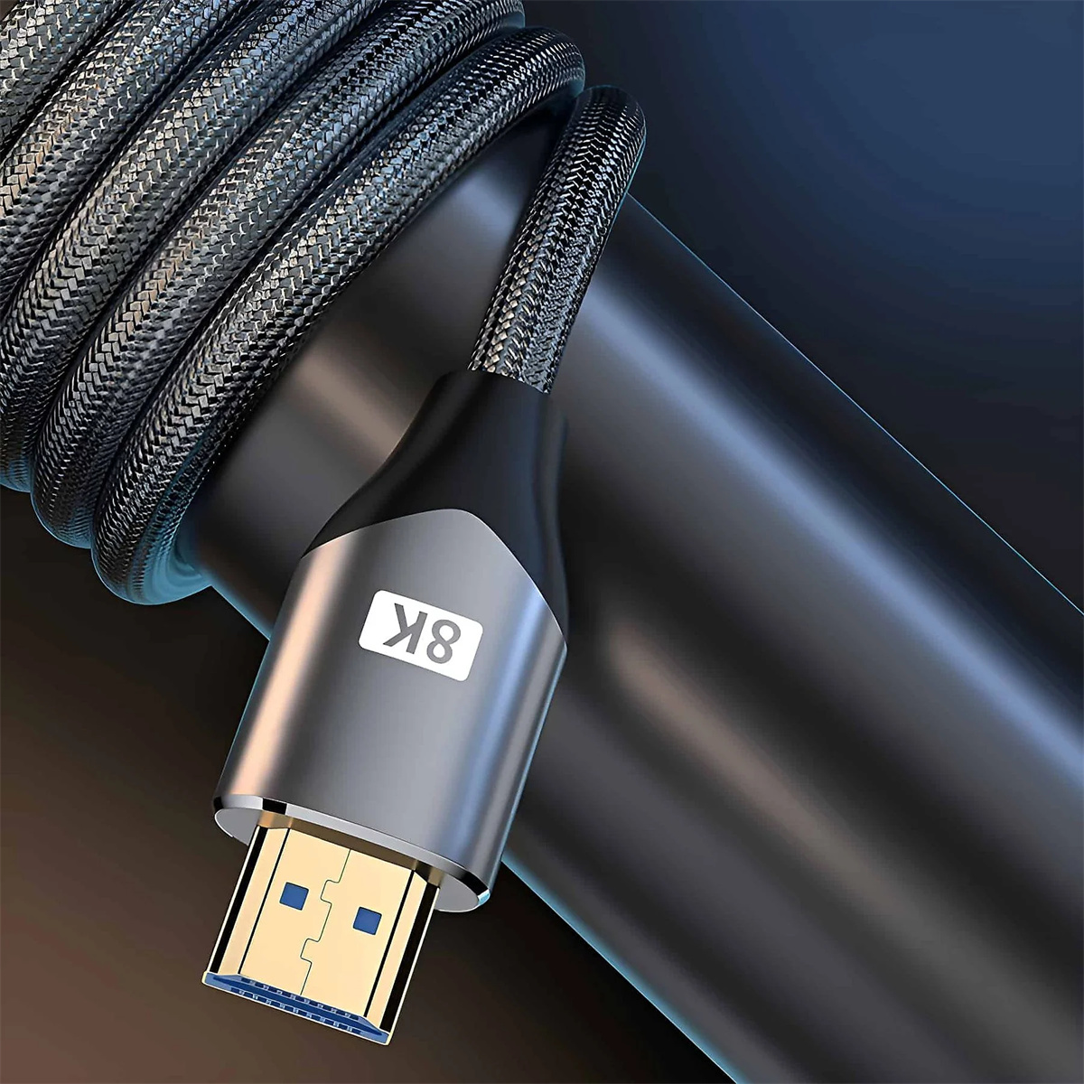 Schwarzes, geflochtenes HDMI-Kabel mit 8K-Etikett. Das Kabel hat einen metallischen Stecker mit blauen USB-Anschlüssen.
