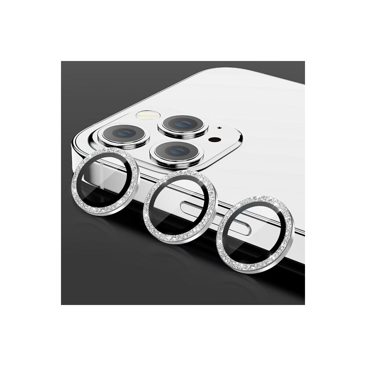 Telefono argentato con tre obiettivi, tre protezioni per lenti con diamanti.