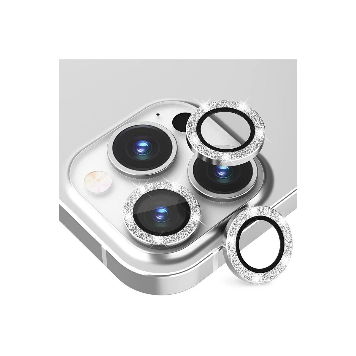 Telefono argentato con quattro protezioni per lenti della fotocamera con diamanti. Sfondo bianco.