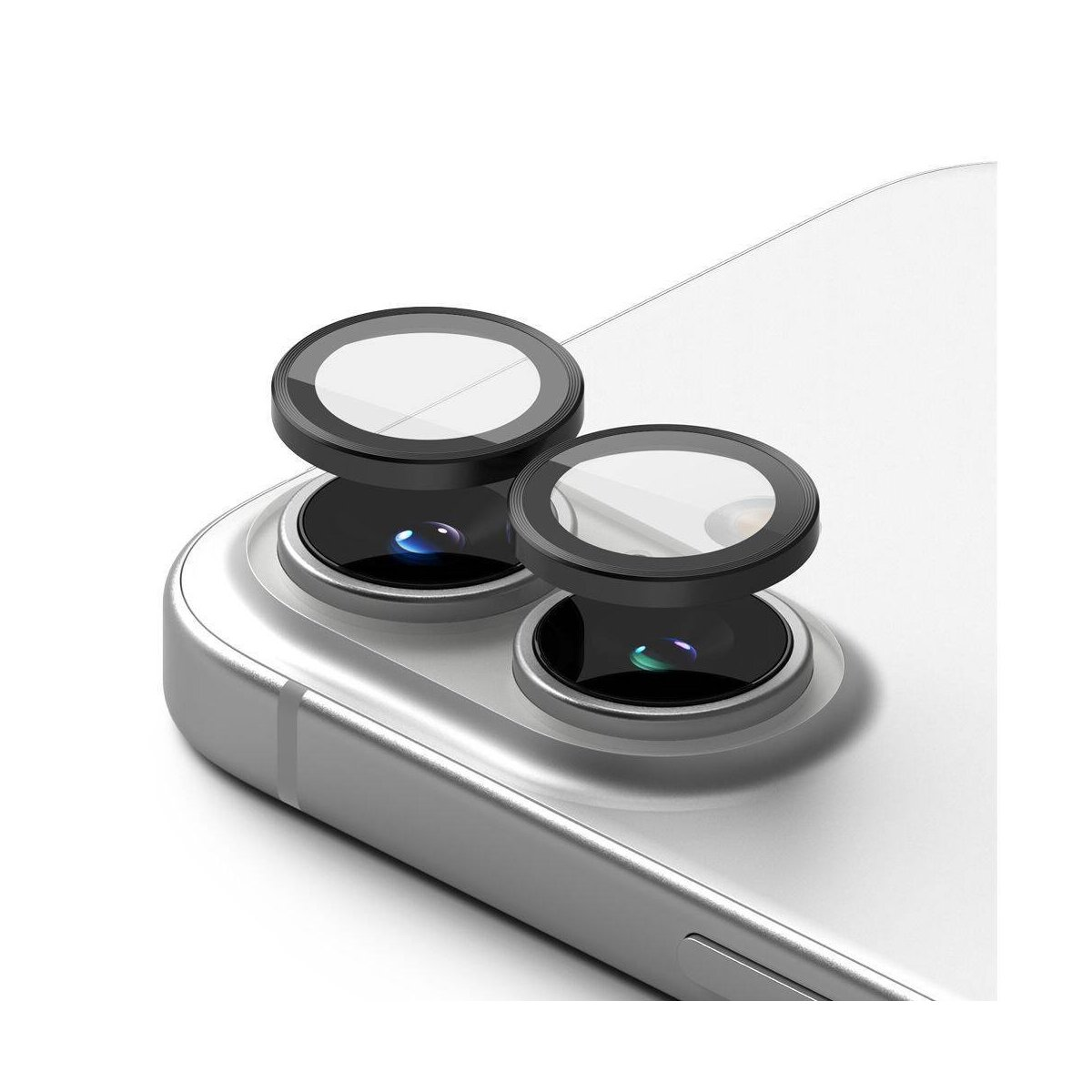 Due protezioni nere per lenti della fotocamera sono posizionate sul retro di un telefono bianco.
