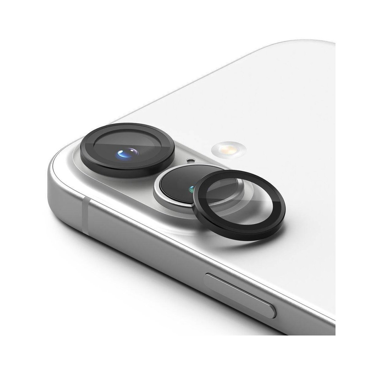 Primo piano di un telefono con tre coperture nere per lenti della fotocamera installate.