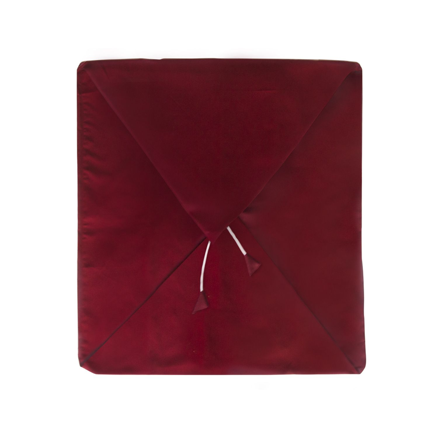 Tessuto rettangolare, color bordeaux, piegato a forma triangolare. Fiocchi bianchi presenti.