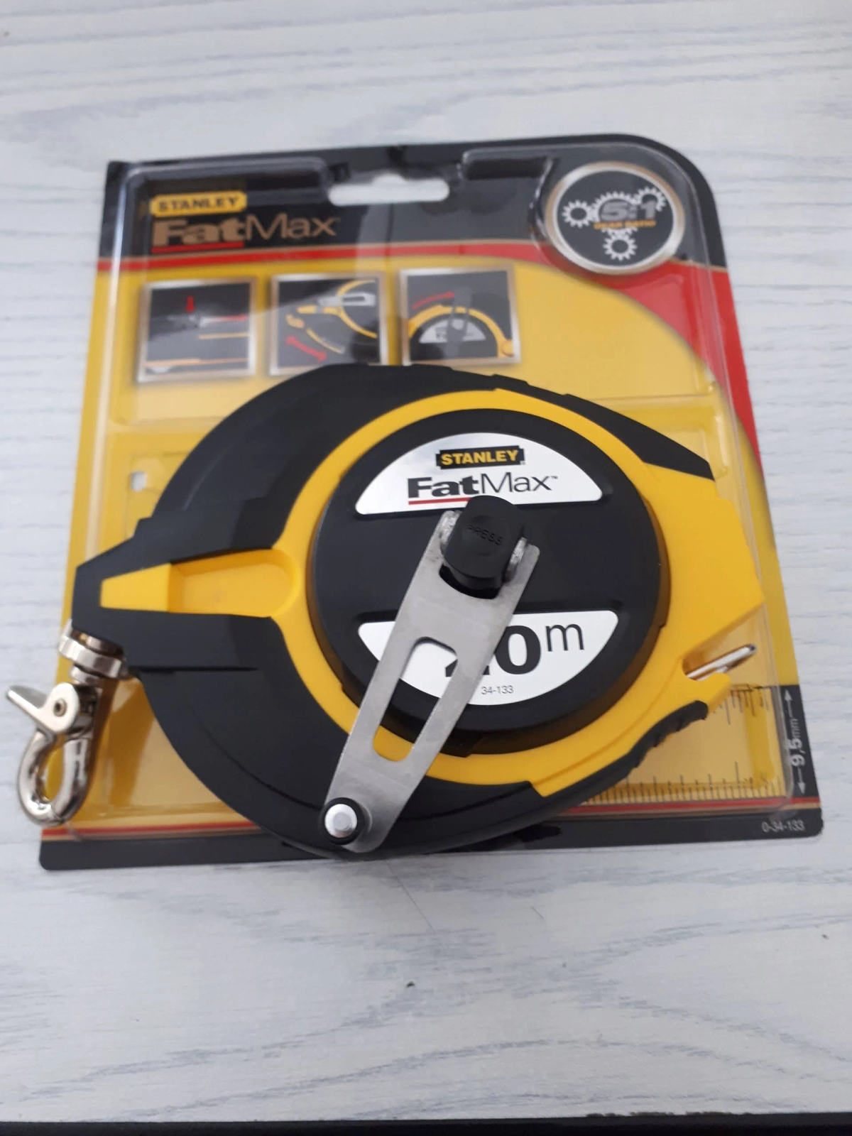 Żółto-czarna miarka Stanley FatMax, ze srebrnym haczykiem i przezroczystą plastikową osłoną.