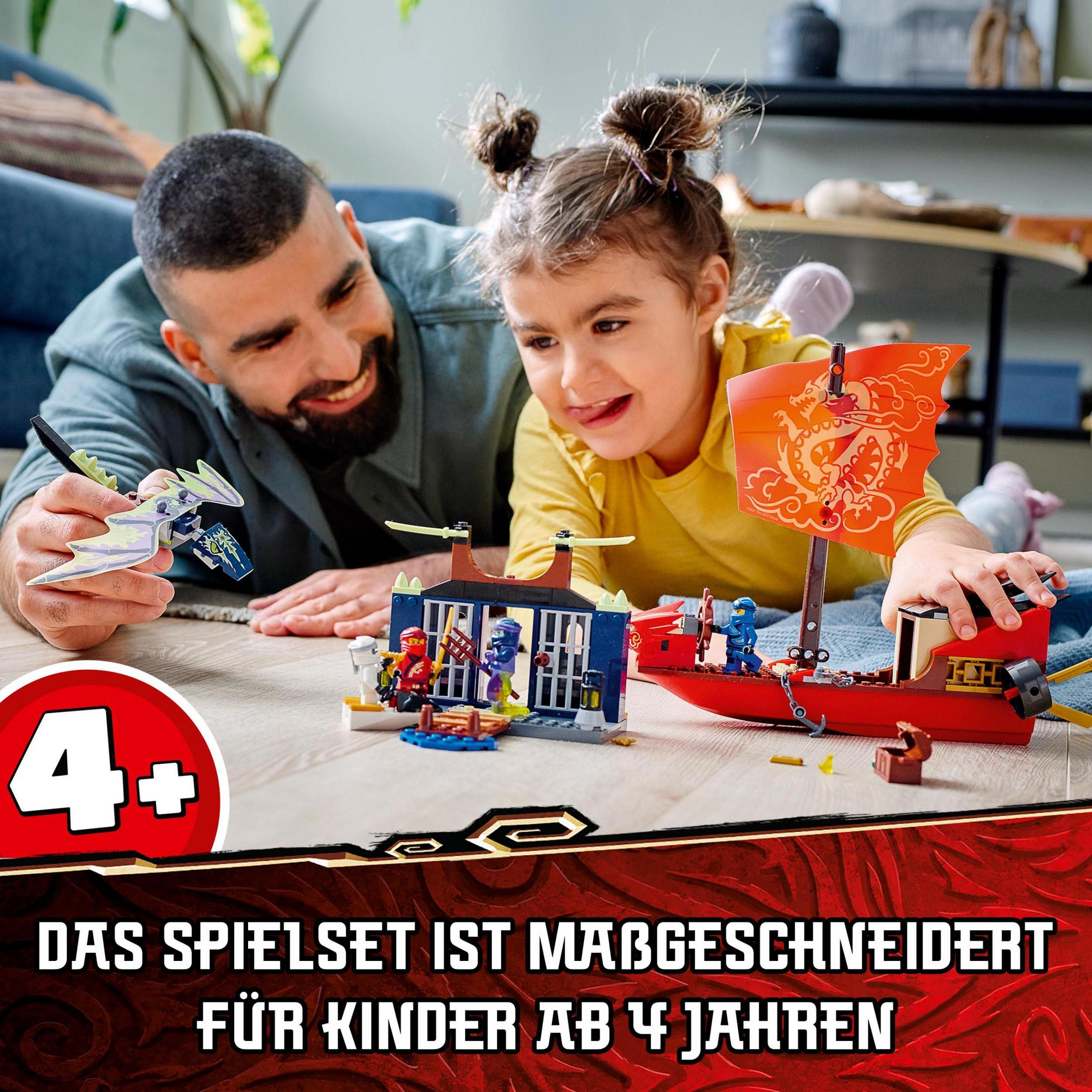 Mężczyzna i dziewczynka bawią się zestawem LEGO. Zestaw to statek piracki.