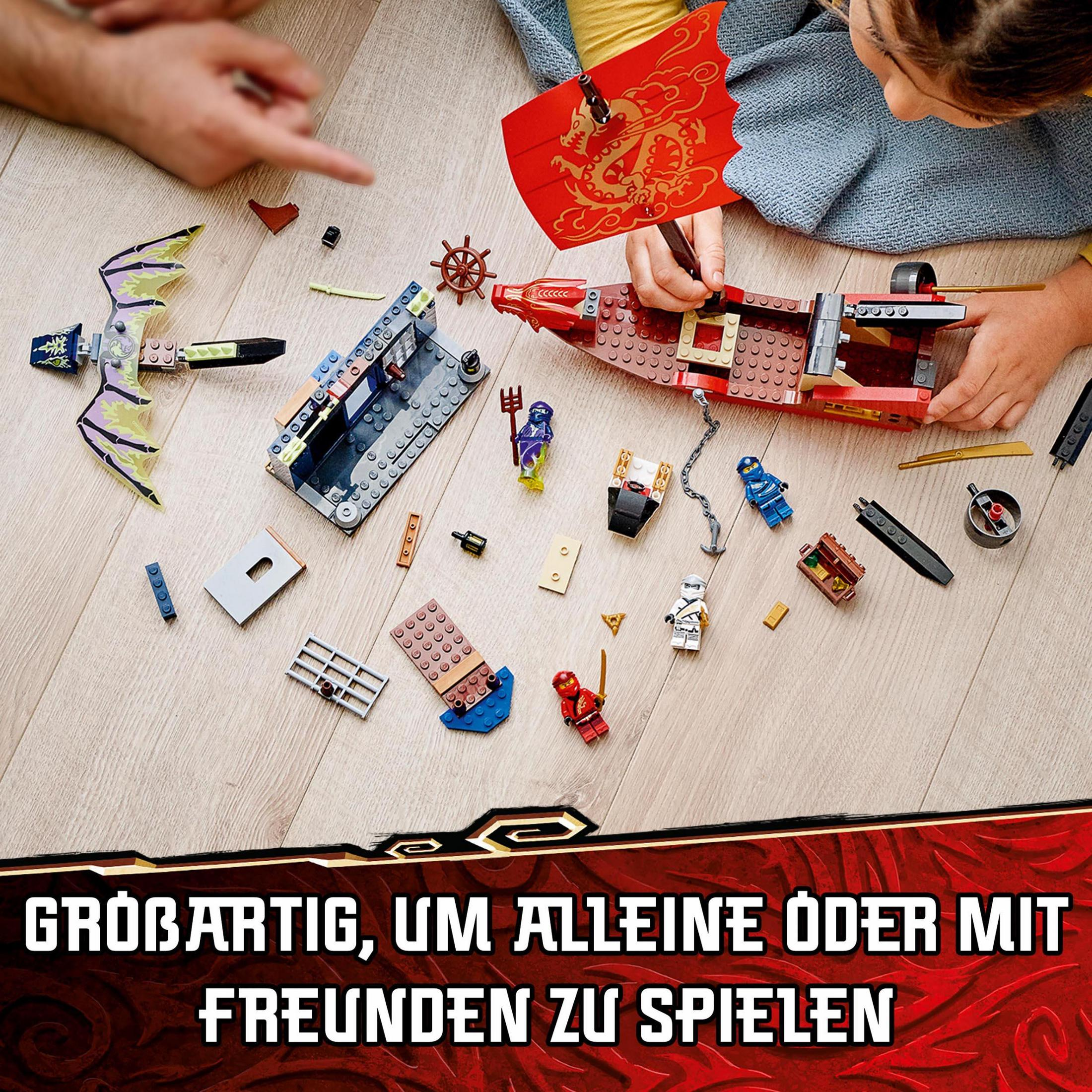 Dzieci bawią się zestawem pirackim Lego, z figurkami i częściami statku na drewnianej podłodze.