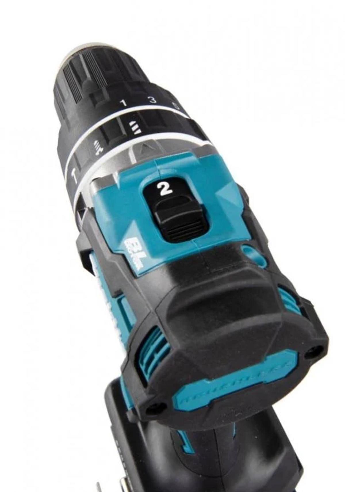 Primer plano de un taladro Makita negro y turquesa sobre fondo blanco.
