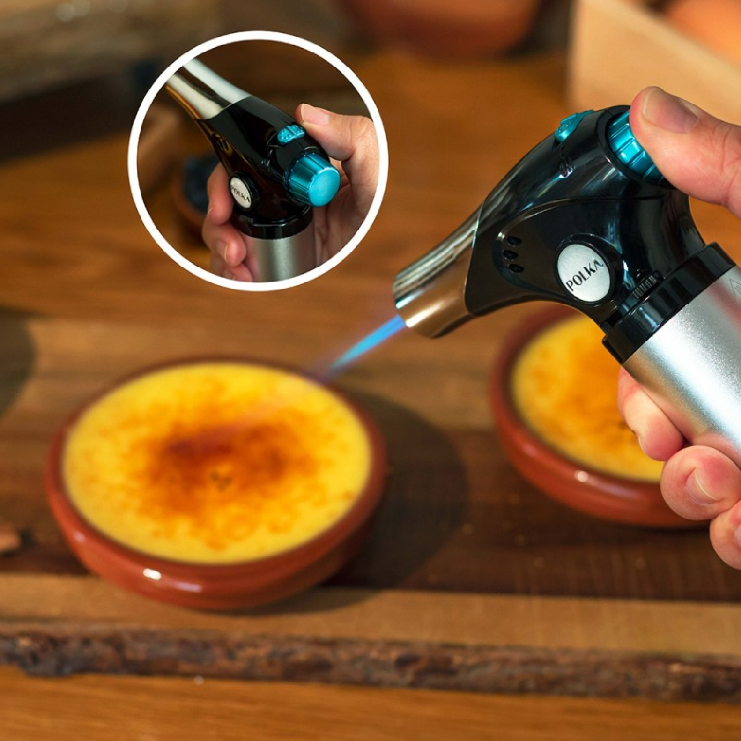 Persona caramelizando crème brûlée con soplete POLKA.