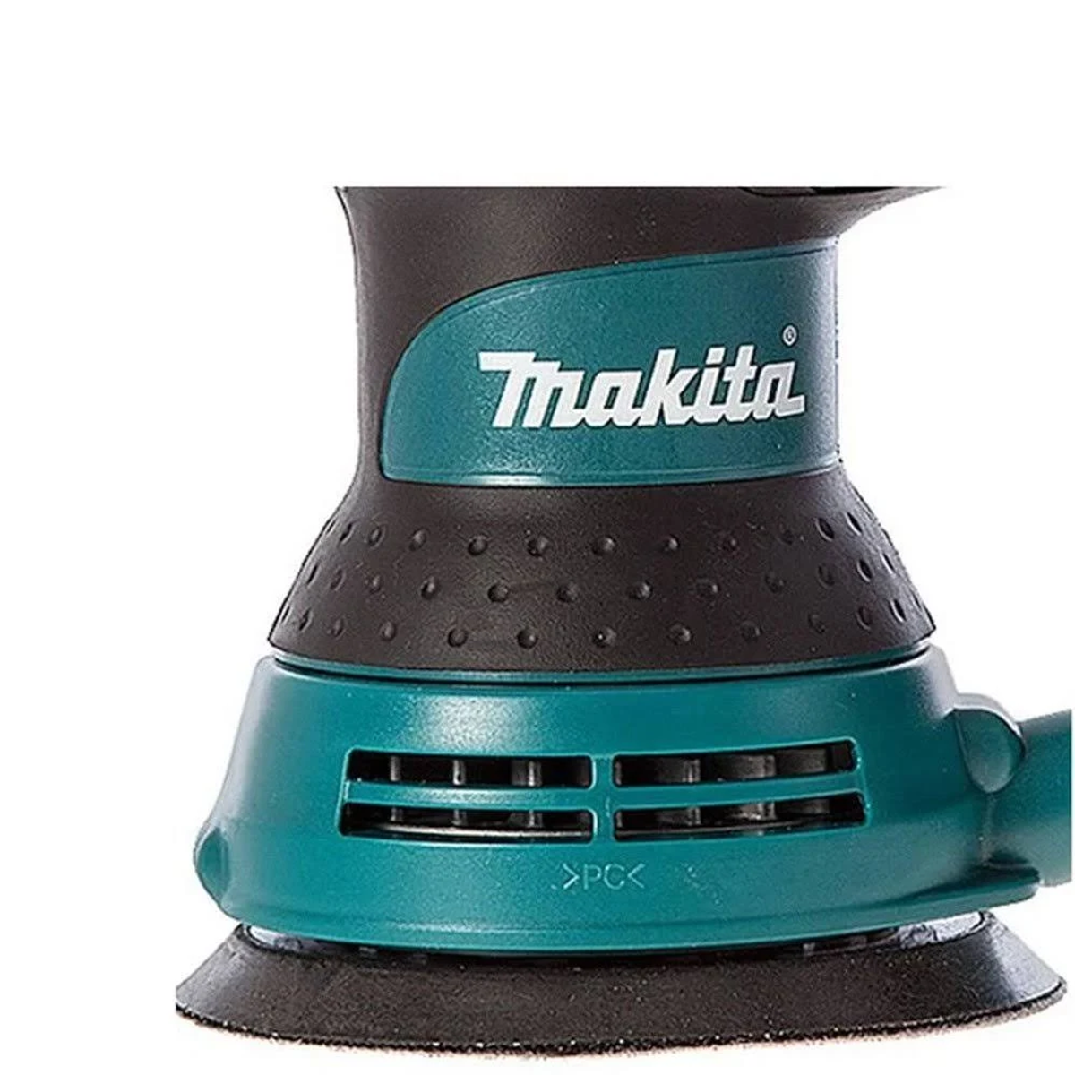 Primer plano de lijadora Makita turquesa y negra, mostrando la marca.
