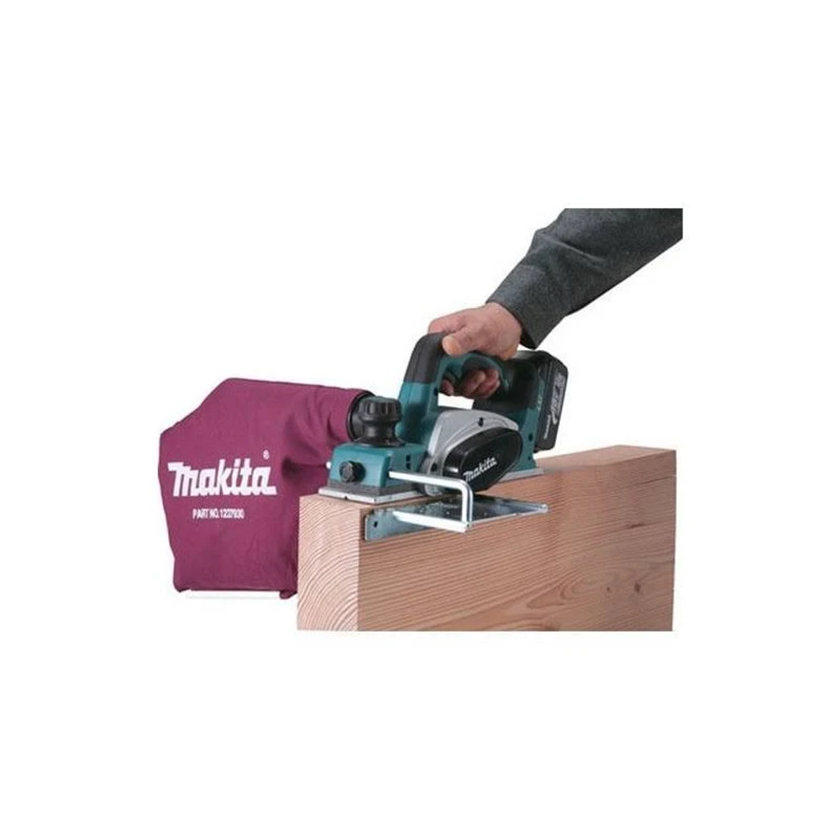 Eine Person benutzt einen Makita Elektrohobel. Das Werkzeug befindet sich auf einem Holzbrett, mit einem roten Staubbeutel.