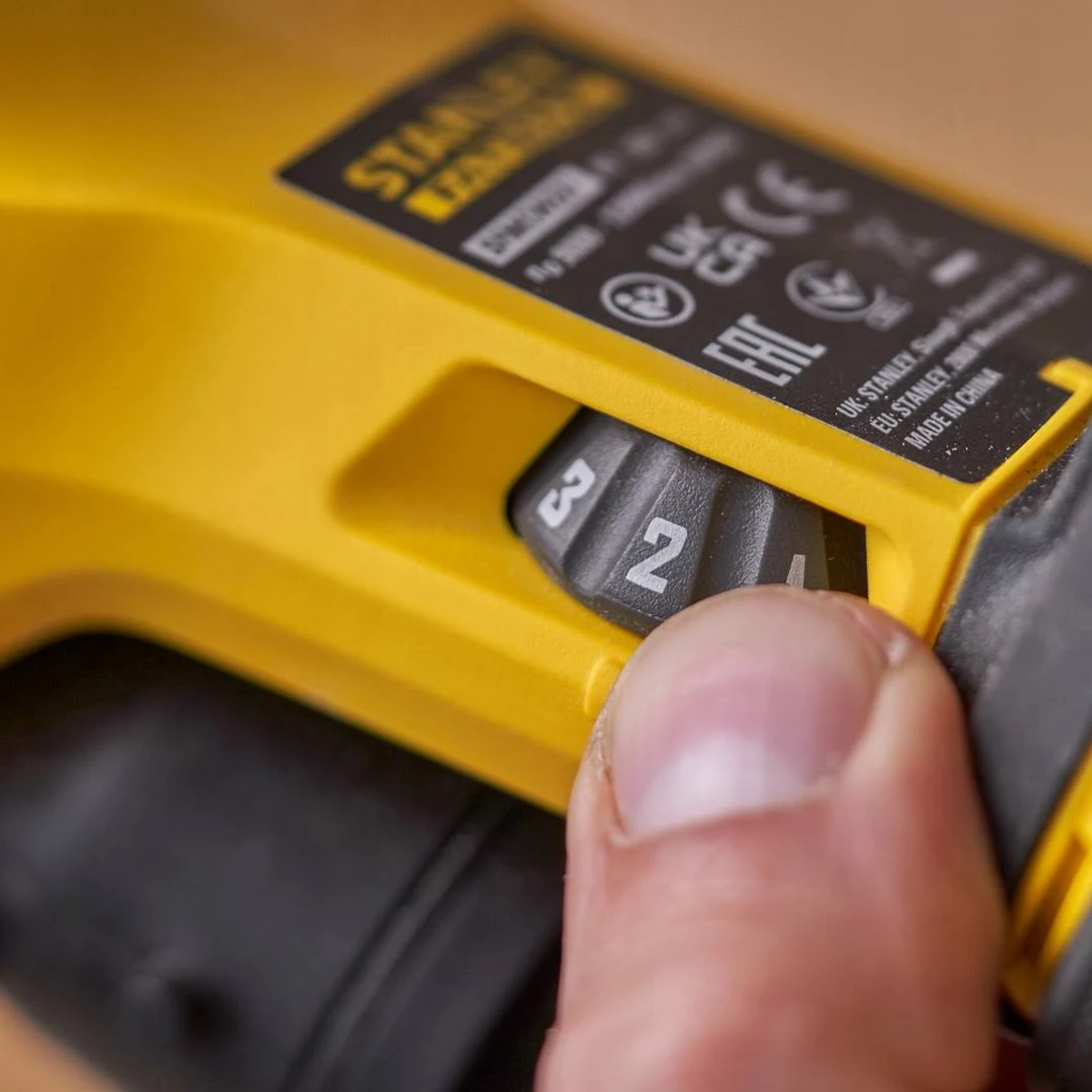Primer plano de un taladro amarillo. El dial está ajustado al número 2.