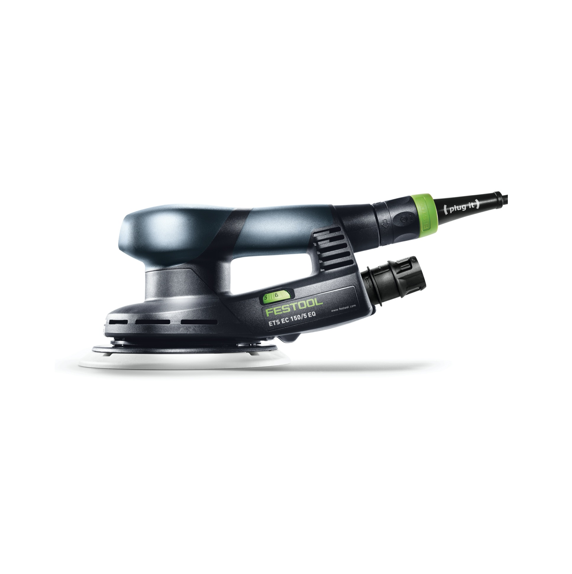 Una lijadora Festool ETS EC 150/5 EQ. Tiene un cuerpo gris oscuro, un cable de alimentación verde y una almohadilla de lijado blanca.
