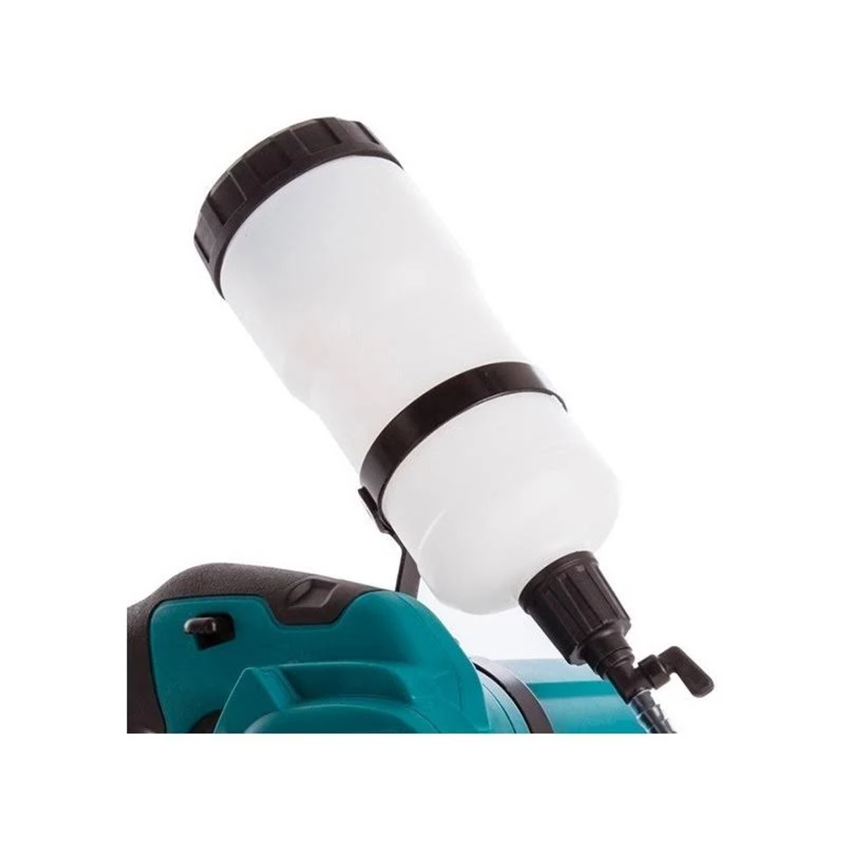 Primer plano de una pistola de pintura con un recipiente de pintura blanco.