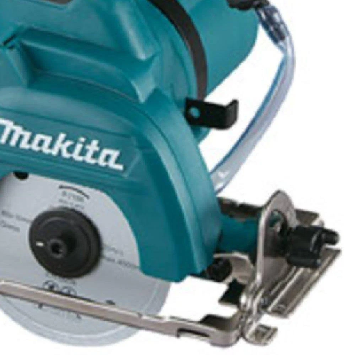 Sierra circular Makita. La sierra es verde azulado y tiene una hoja plateada. La vista es un primer plano.