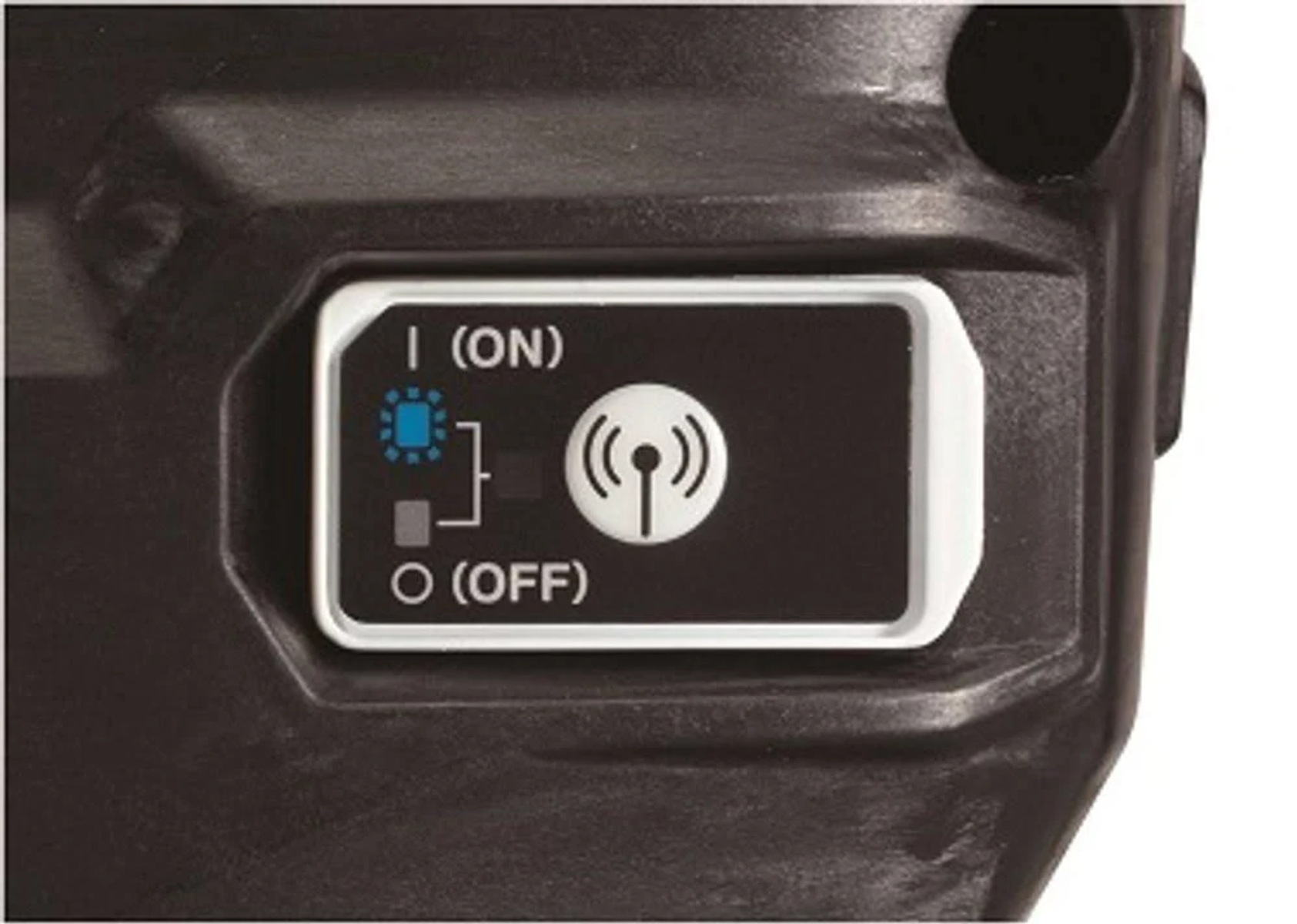 Primer plano de un dispositivo negro con un interruptor I(ON) y O(OFF) con un símbolo wifi.