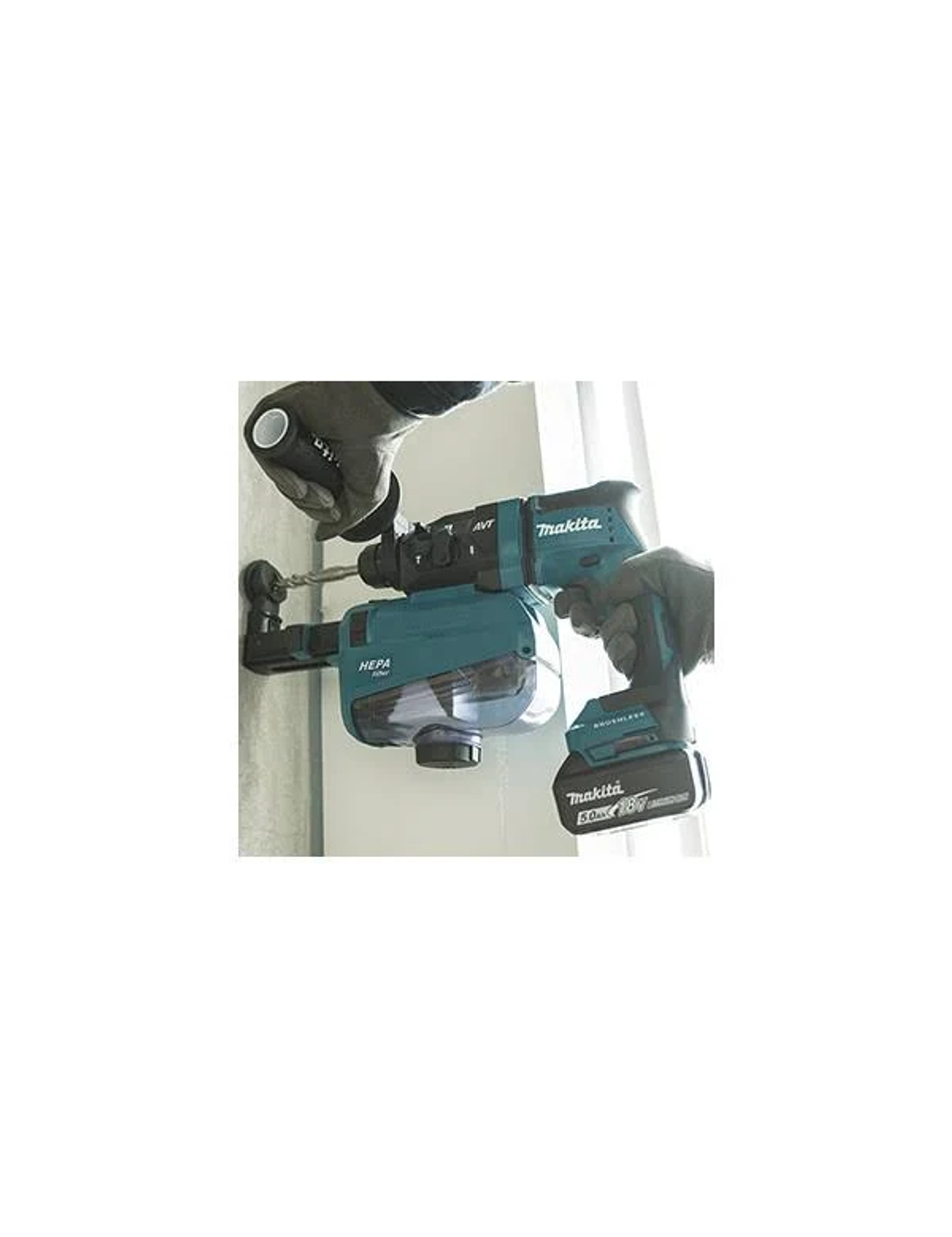Una persona taladrando un agujero con un taladro Makita verde azulado. Pared blanca.