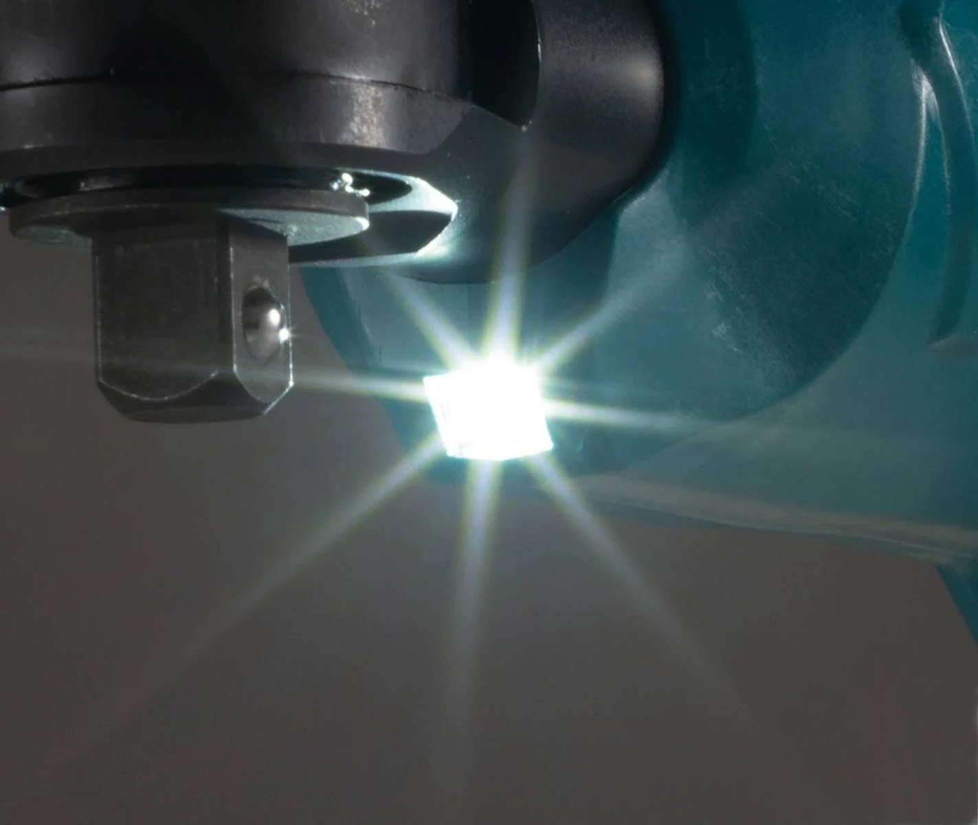 Primer plano de una luz LED brillante en una máquina, que produce un efecto de estrella.
