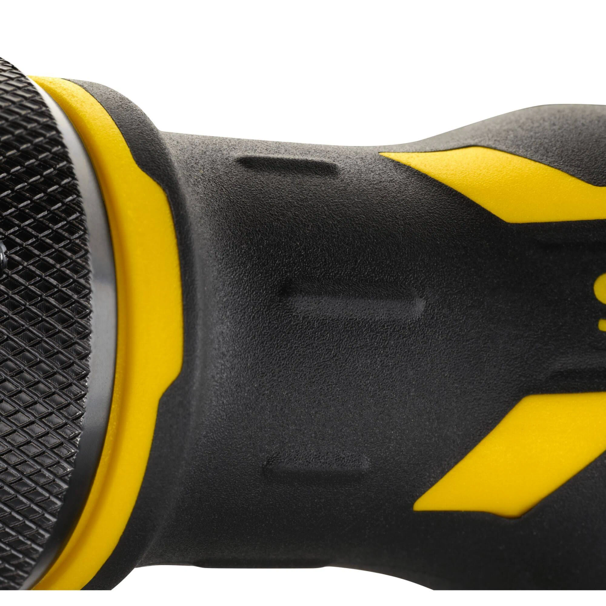 Primer plano de un mango texturizado negro y amarillo, con un extremo metálico.