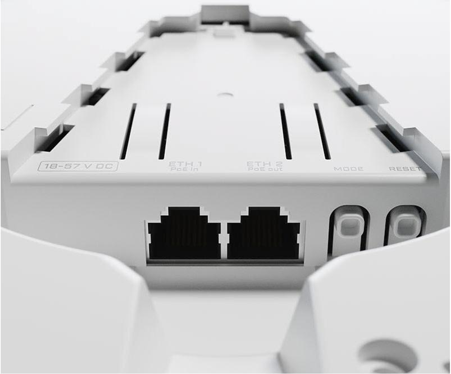 Białe urządzenie z portami ethernet. Tekst wskazuje zasilanie i inne szczegóły połączenia.