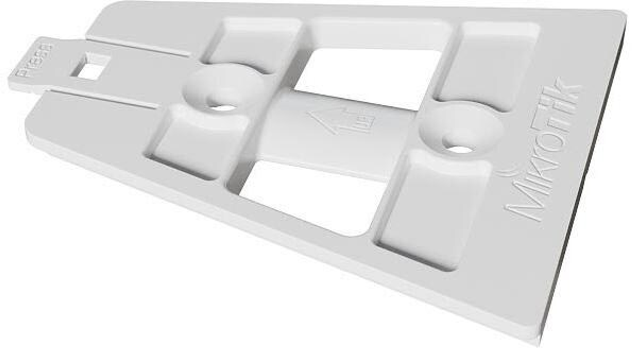 Biała plastikowa część urządzenia Mikrotik z wycięciami i strzałką, pod kątem, na białym tle.