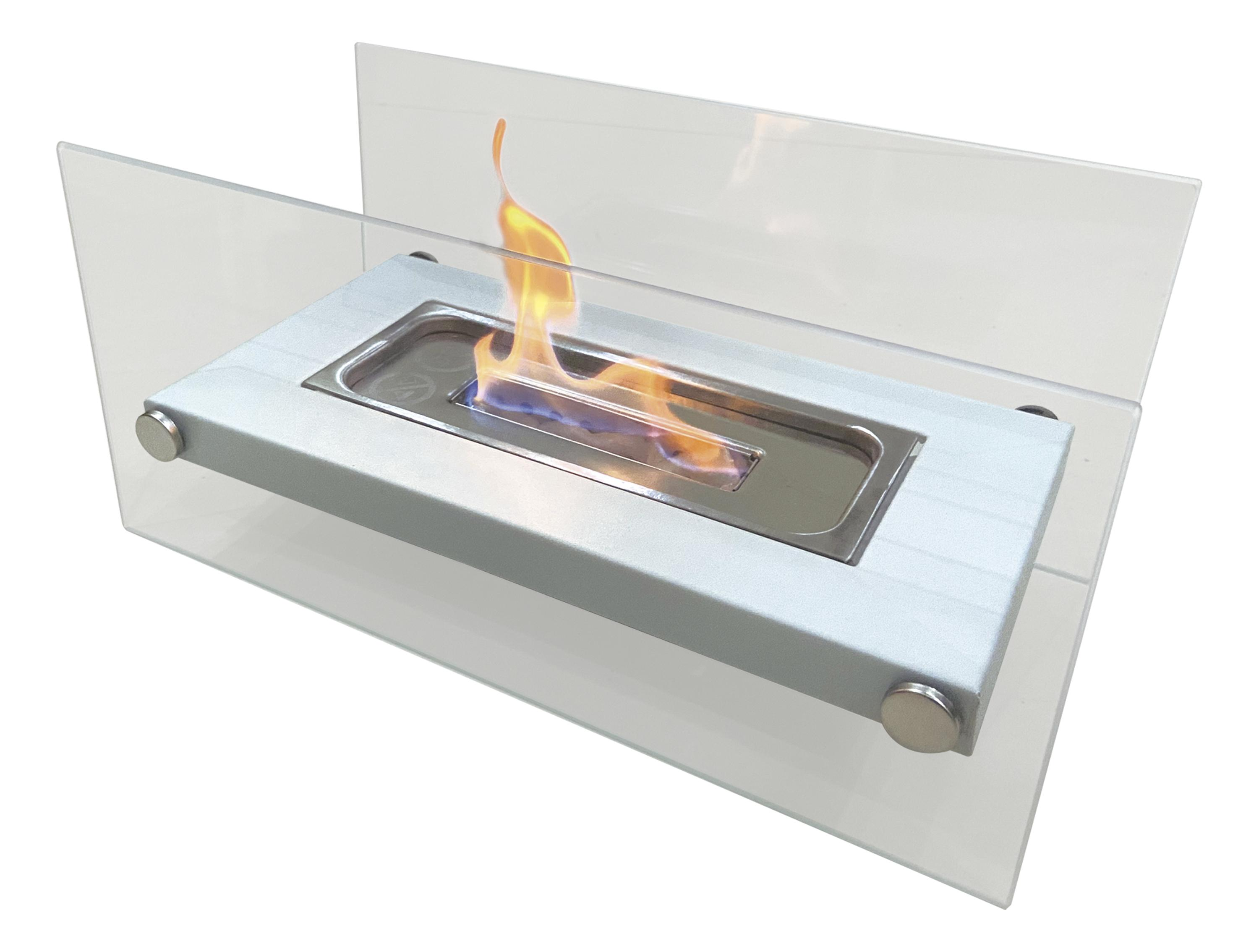 Una chimenea rectangular con llamas. Está hecha de vidrio y madera blanca. El fondo es blanco.