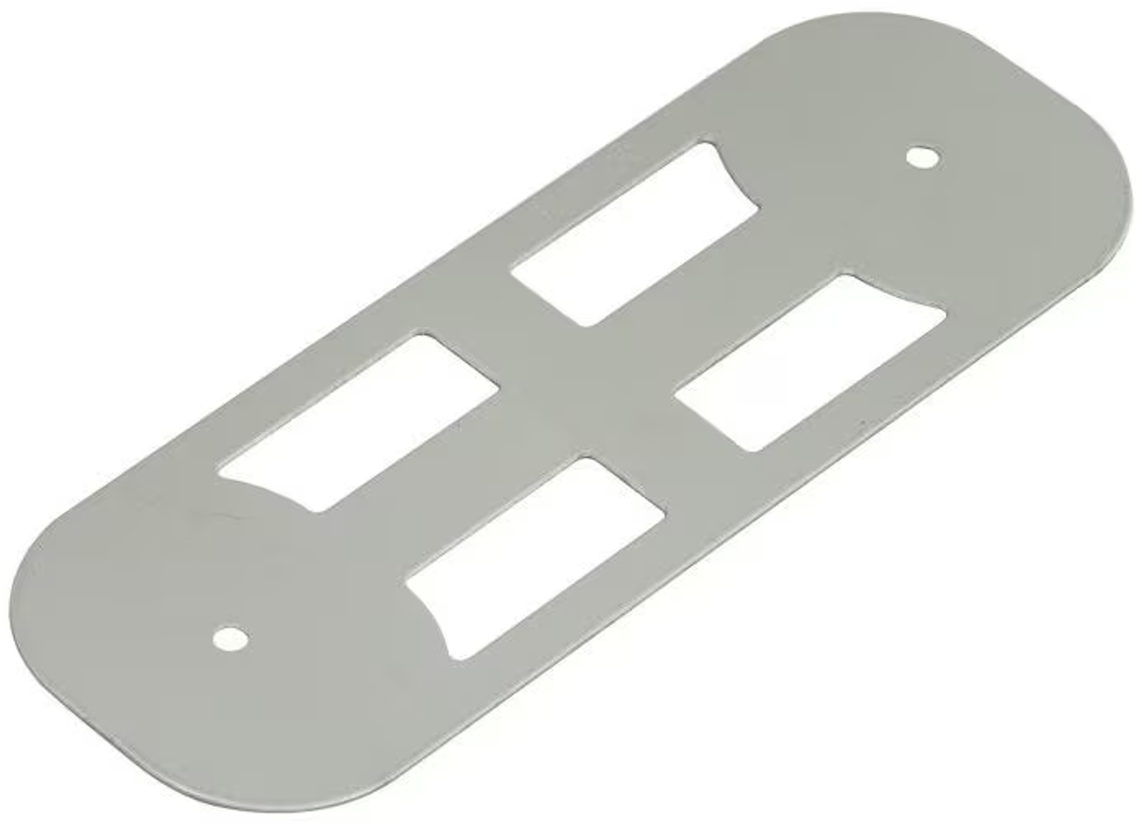 Una placa rectangular plateada con cuatro recortes rectangulares. Dos agujeros pequeños en cada extremo.