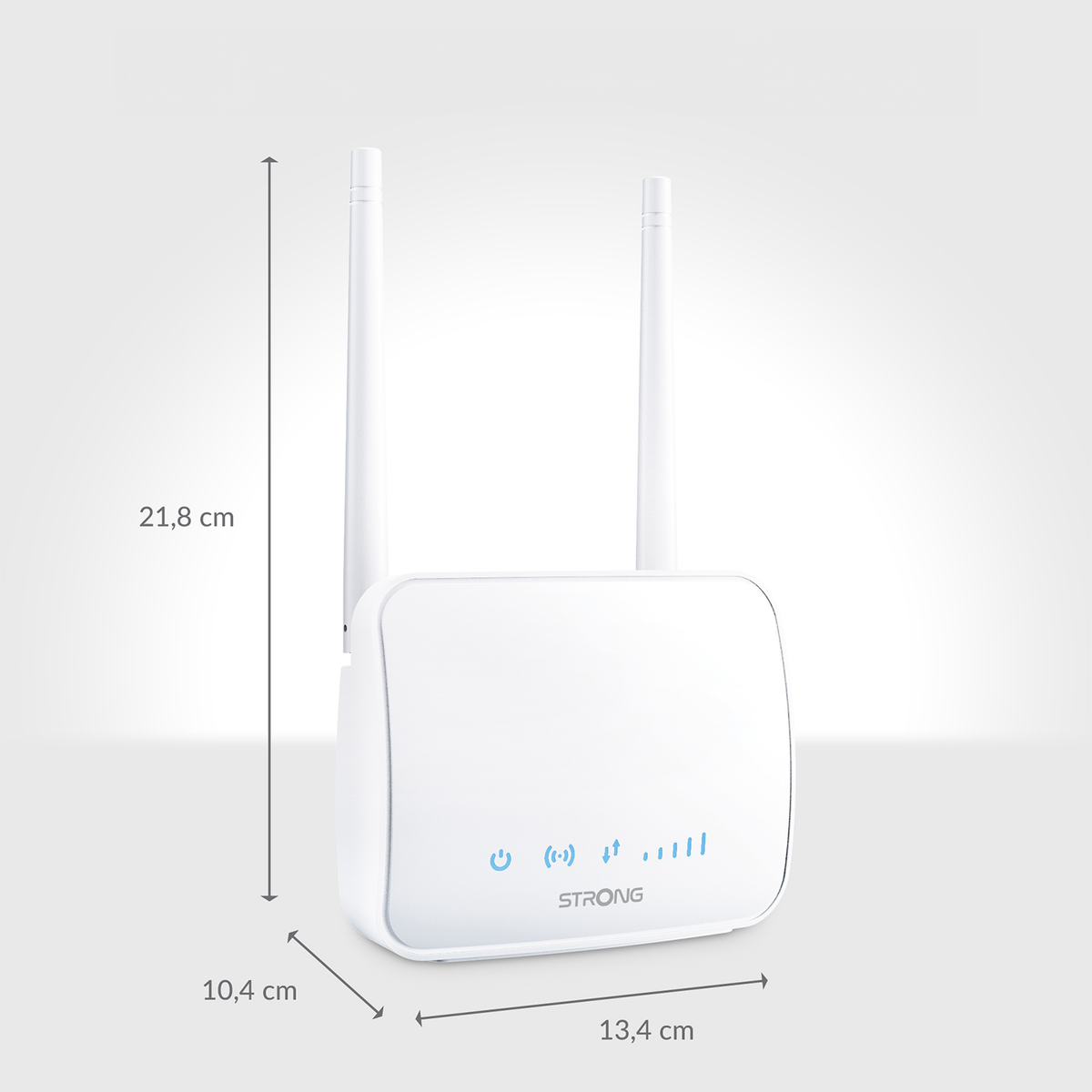 Een witte router met twee antennes, met afmetingen van 21,8 cm x 10,4 cm x 13,4 cm. Merk STRONG.