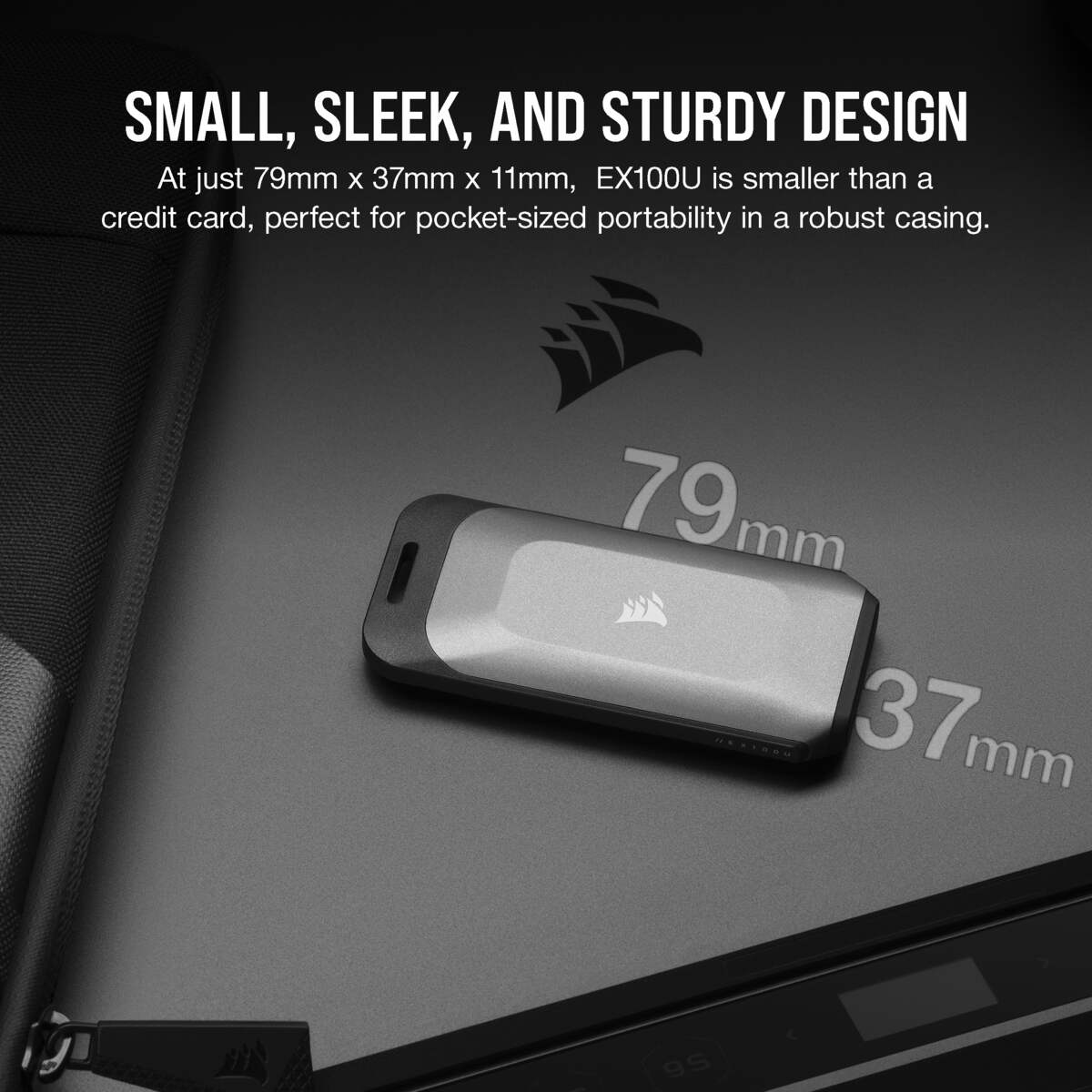 Mały, szary zewnętrzny dysk Corsair EX100U z klawiaturą w tle.