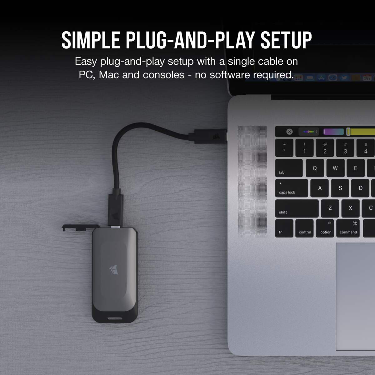 Laptop podłączony do małego szarego urządzenia przez USB. Tekst: PROSTA KONFIGURACJA PLUG-AND-PLAY.