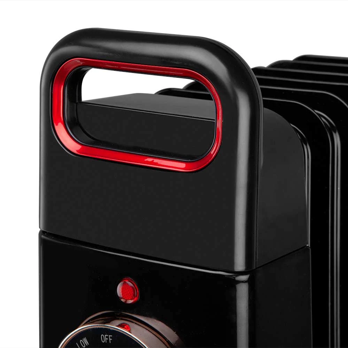 Zbliżenie czarnego grzejnika z czerwonym akcentem na uchwycie. Tło jest białe.