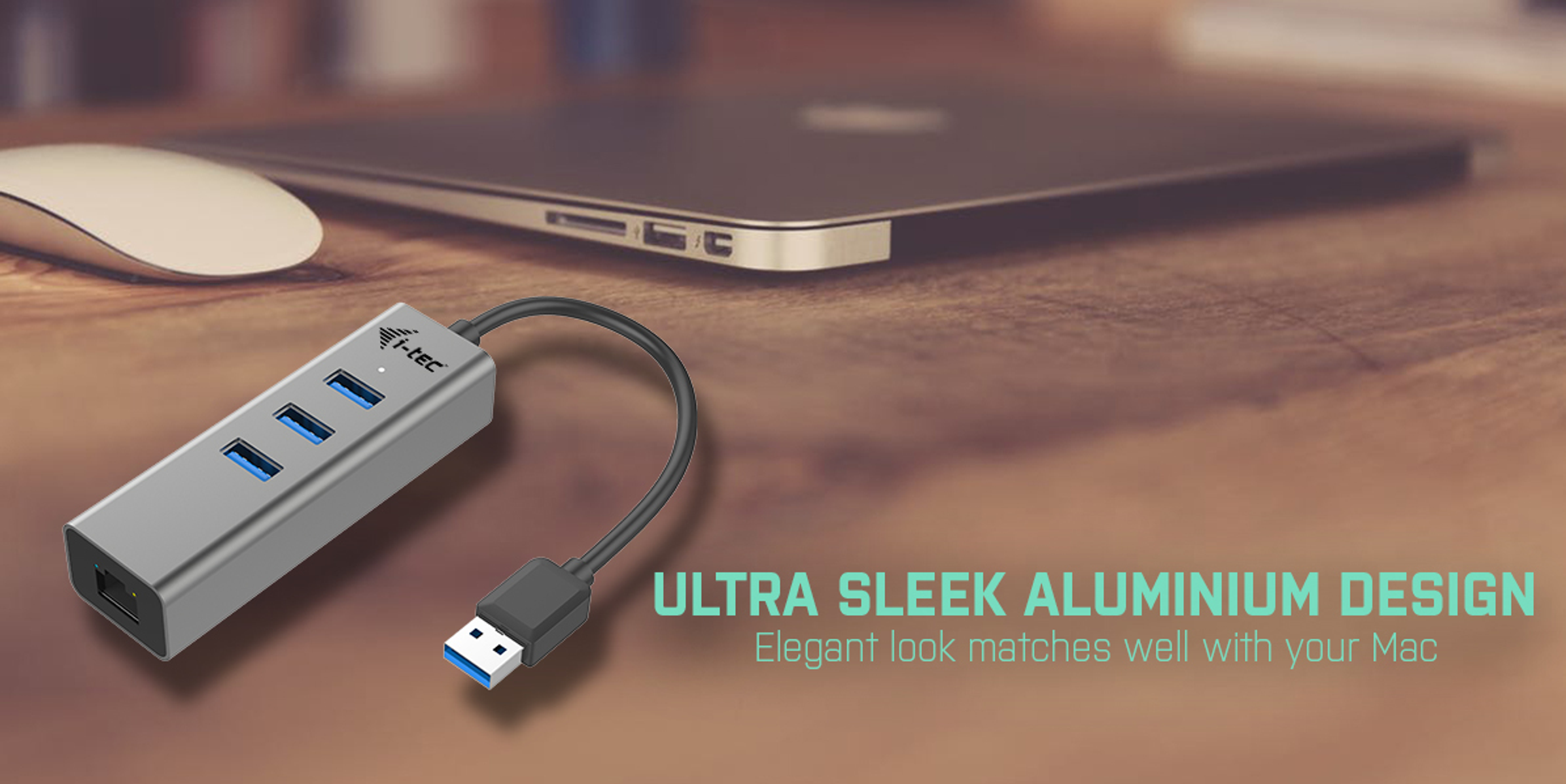 Een zilveren hub met USB-poorten en een USB-kabel, op een houten bureau.