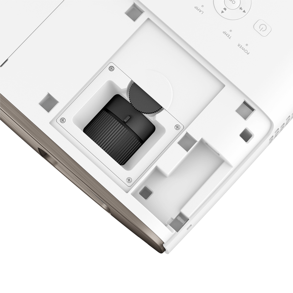 La parte inferior de un proyector blanco con la lente visible. Hay botones en la parte superior y en los paneles laterales.