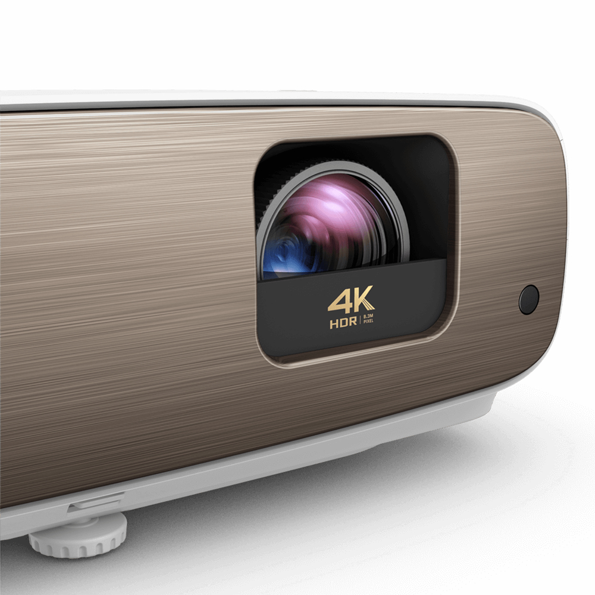 Un proyector dorado y blanco con una lente. Lee 4K HDR. El fondo es blanco.
