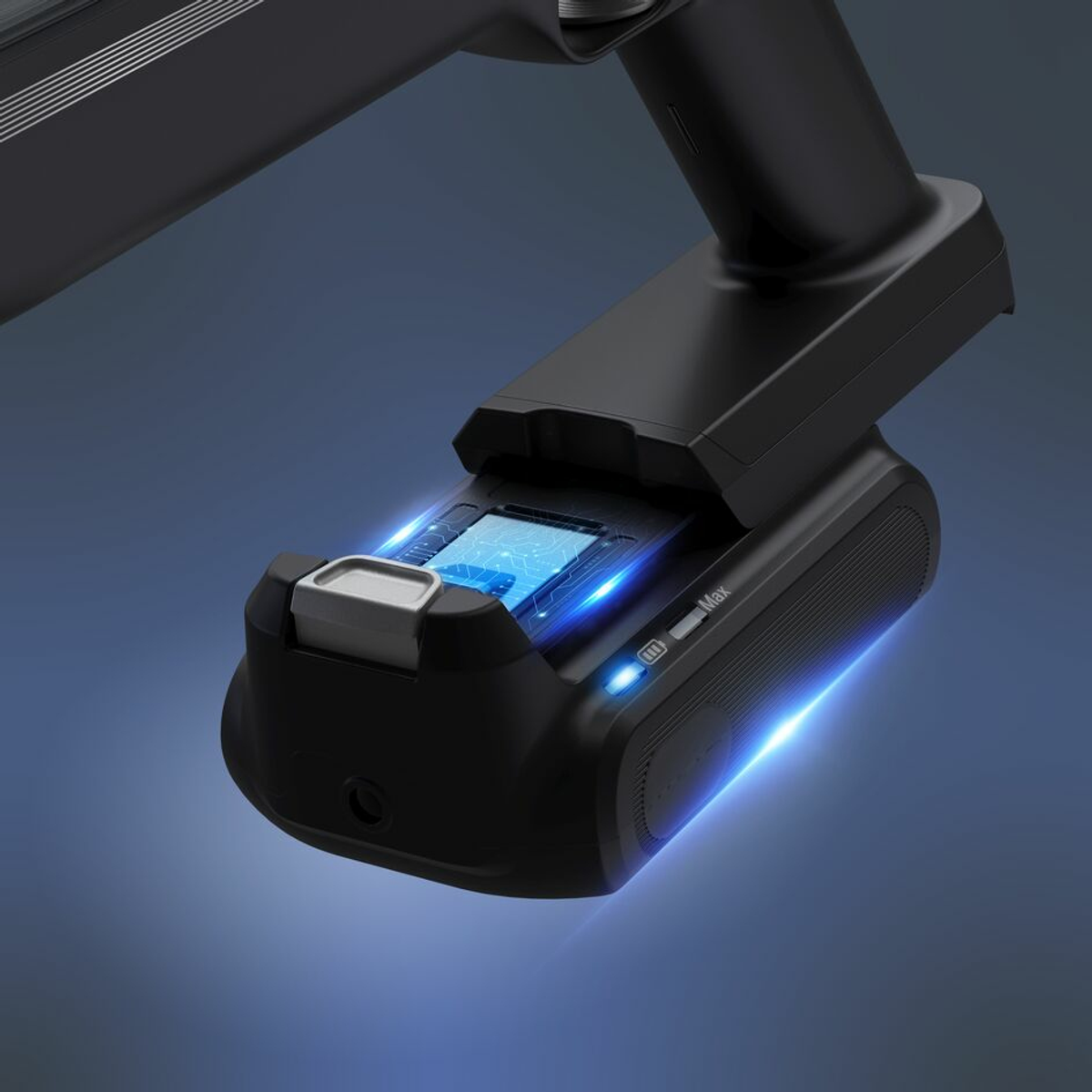 Primer plano de un dispositivo negro con luz azul y un paquete de baterías.