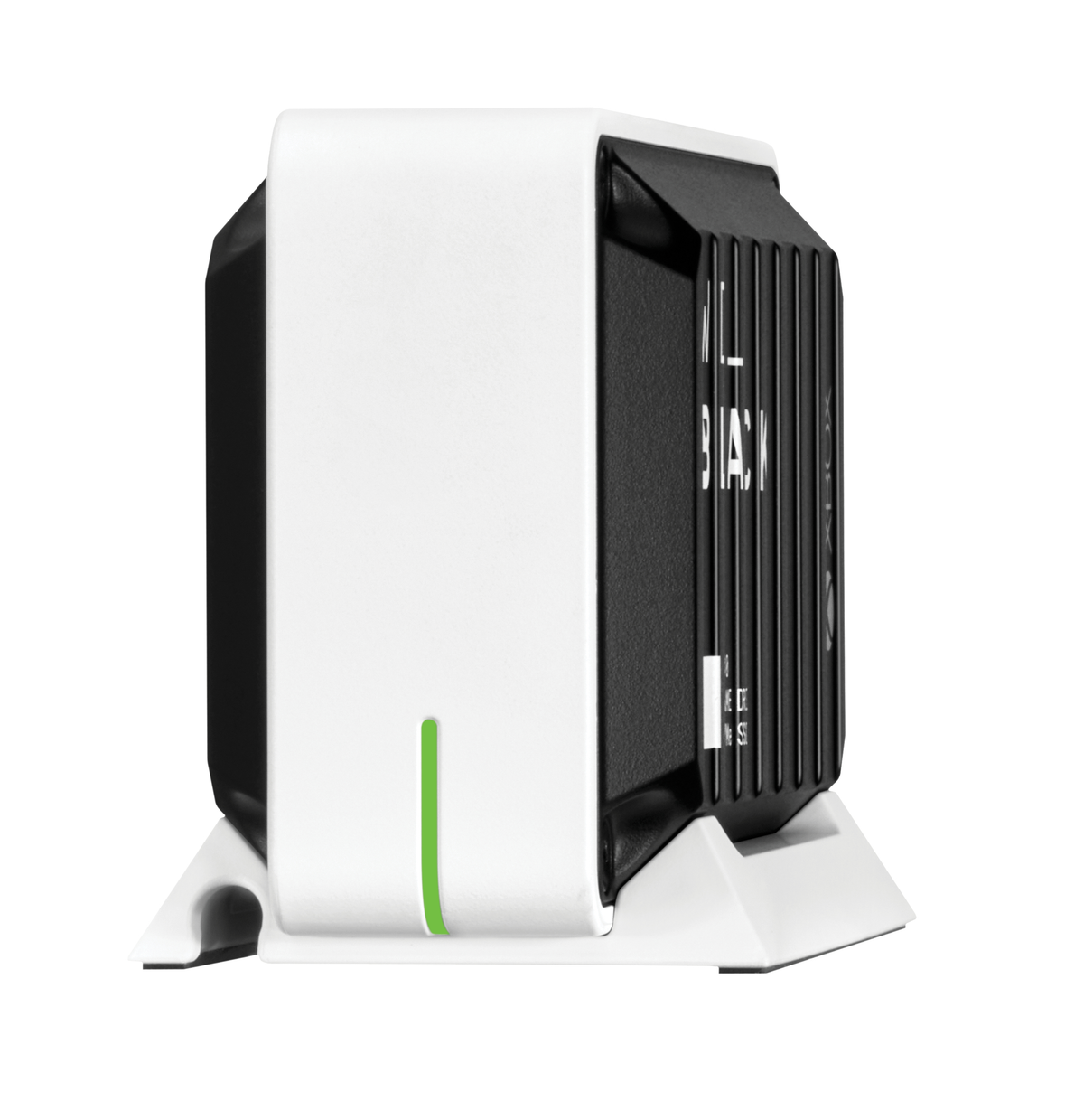Un router bianco con luce verde su una superficie bianca.