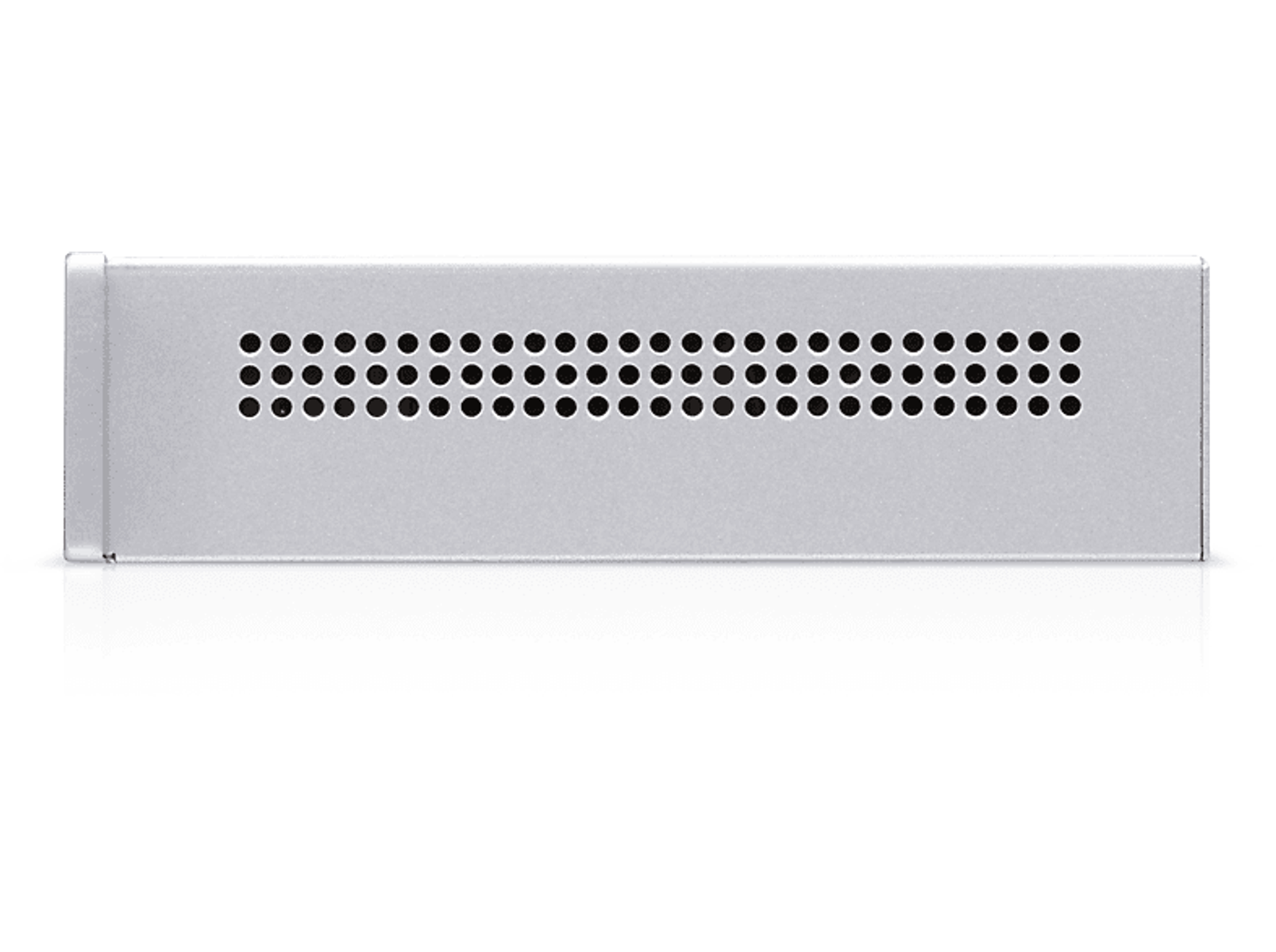 Switch di rete argento. Porte e fori di ventilazione visibili. Sfondo bianco.