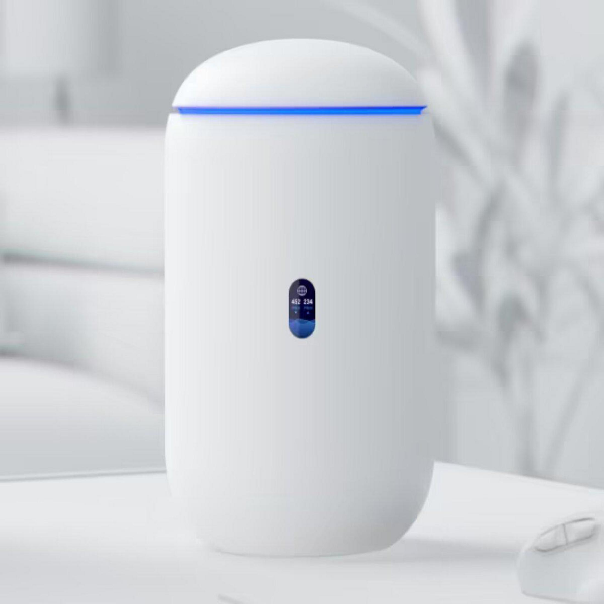 Un dispositivo di rete bianco e cilindrico con una striscia LED blu sulla parte superiore, su una superficie bianca.