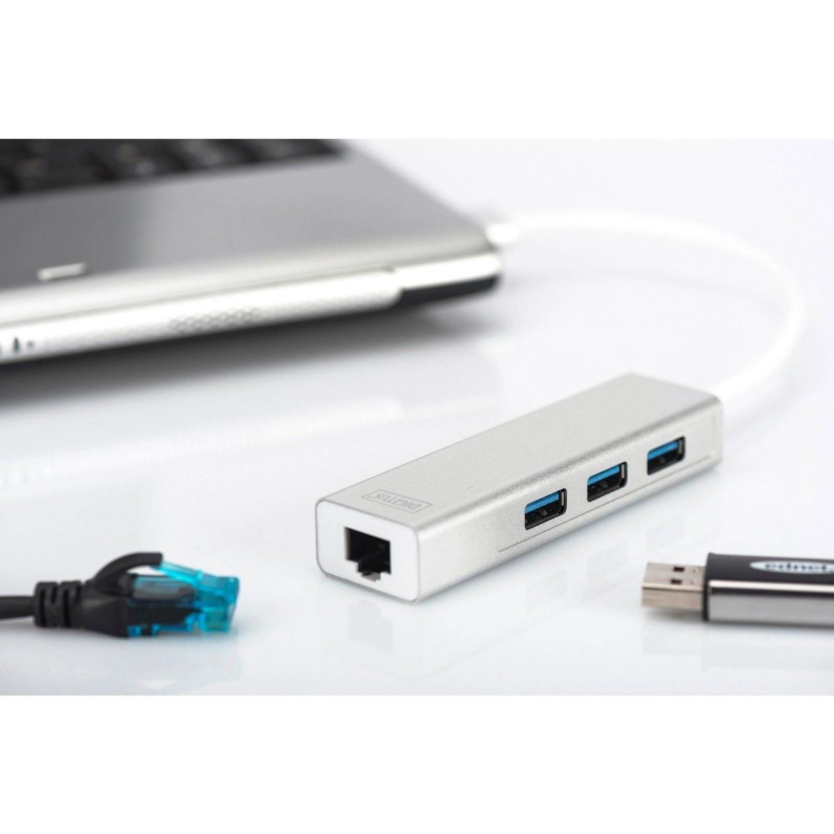 Un hub USB argentato con più porte USB, una porta Ethernet, un laptop e una chiavetta USB.