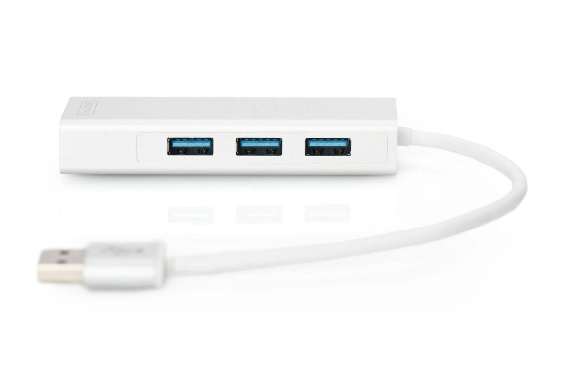 Hub USB bianco. 3 porte USB e un cavo. Lo sfondo è bianco.