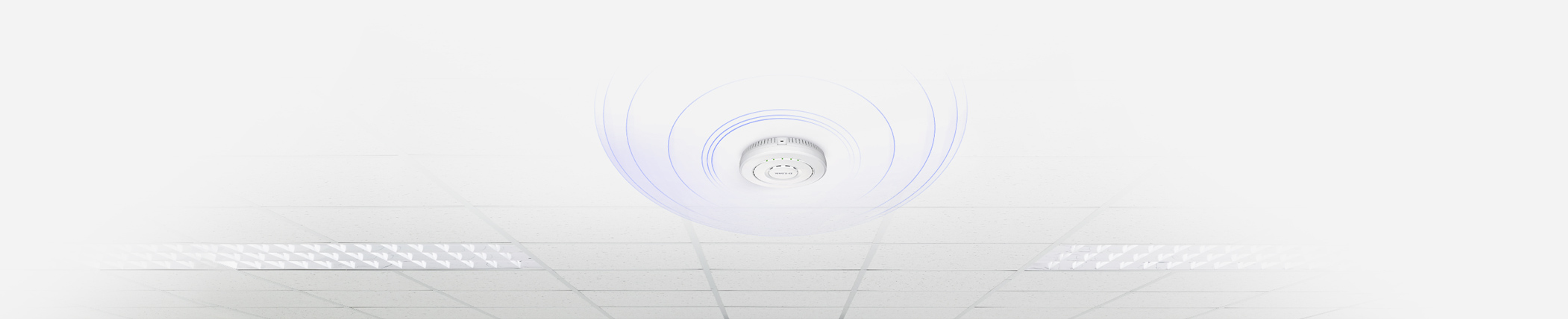 Un techo blanco con un detector de humo que emite luz azul.