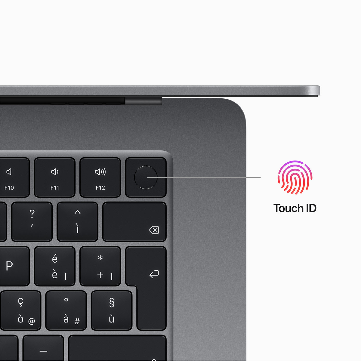 Primo piano di una tastiera di un laptop con sensore Touch ID. Colore grigio. Sfondo bianco.