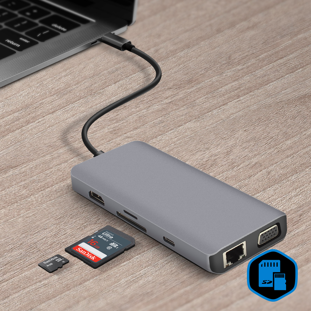 Hub USB grigio con schede SD e un laptop collegato tramite un cavo nero.