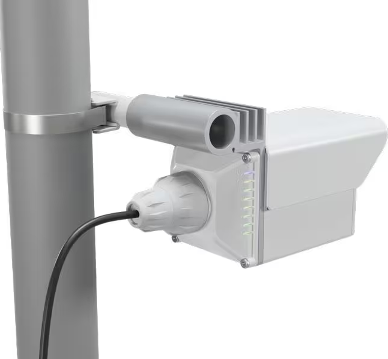 Un dispositivo gris con una cubierta blanca está conectado a un poste con un cable negro.
