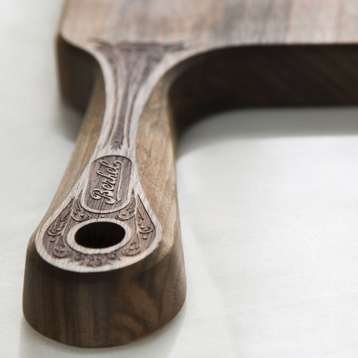 Manico di tagliere in legno con inciso il nome del marchio Berkel.