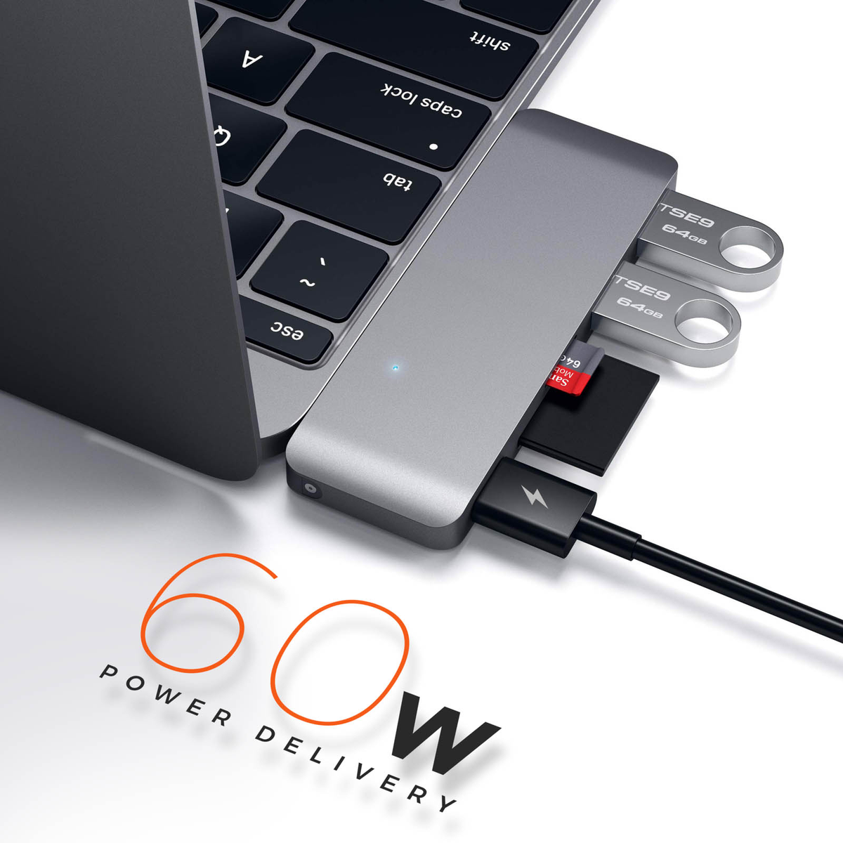 Ein silberner Hub mit USB-Laufwerken, SD-Kartensteckplatz und einem Laptop. Oranger Text: 60W Power Delivery.
