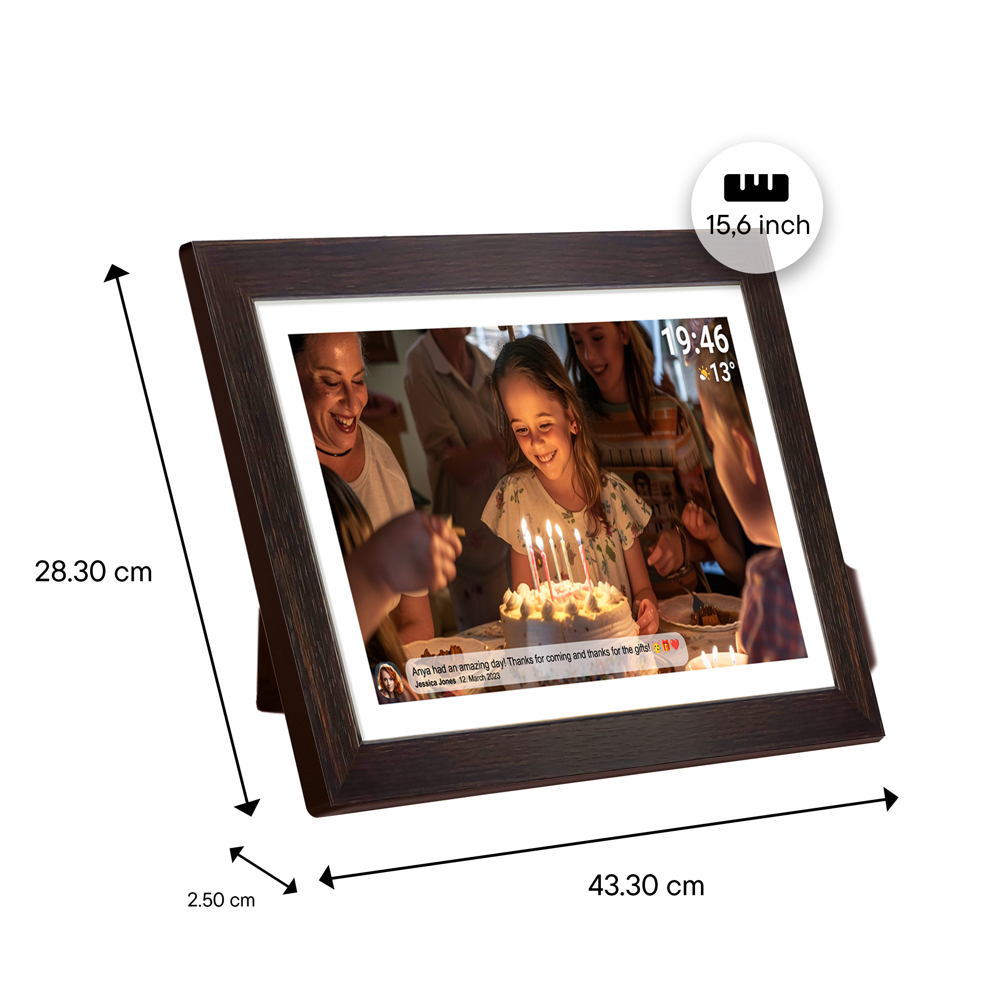 Une photo encadrée montre une fille soufflant les bougies d'un gâteau.